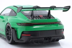 Porsche 911 (992) GT3 RS Baujahr 2023 grün / schwarze Felgen 1:18 Minichamps
