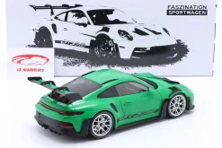Porsche 911 (992) GT3 RS Baujahr 2023 grün / silberne Felgen 1:18 Minichamps