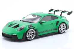 Porsche 911 (992) GT3 RS Baujahr 2023 grün / silberne Felgen 1:18 Minichamps