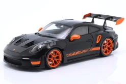 Porsche 911 (992) GT3 RS Baujahr 2022 schwarz / orange Felgen 1:18 Minichamps