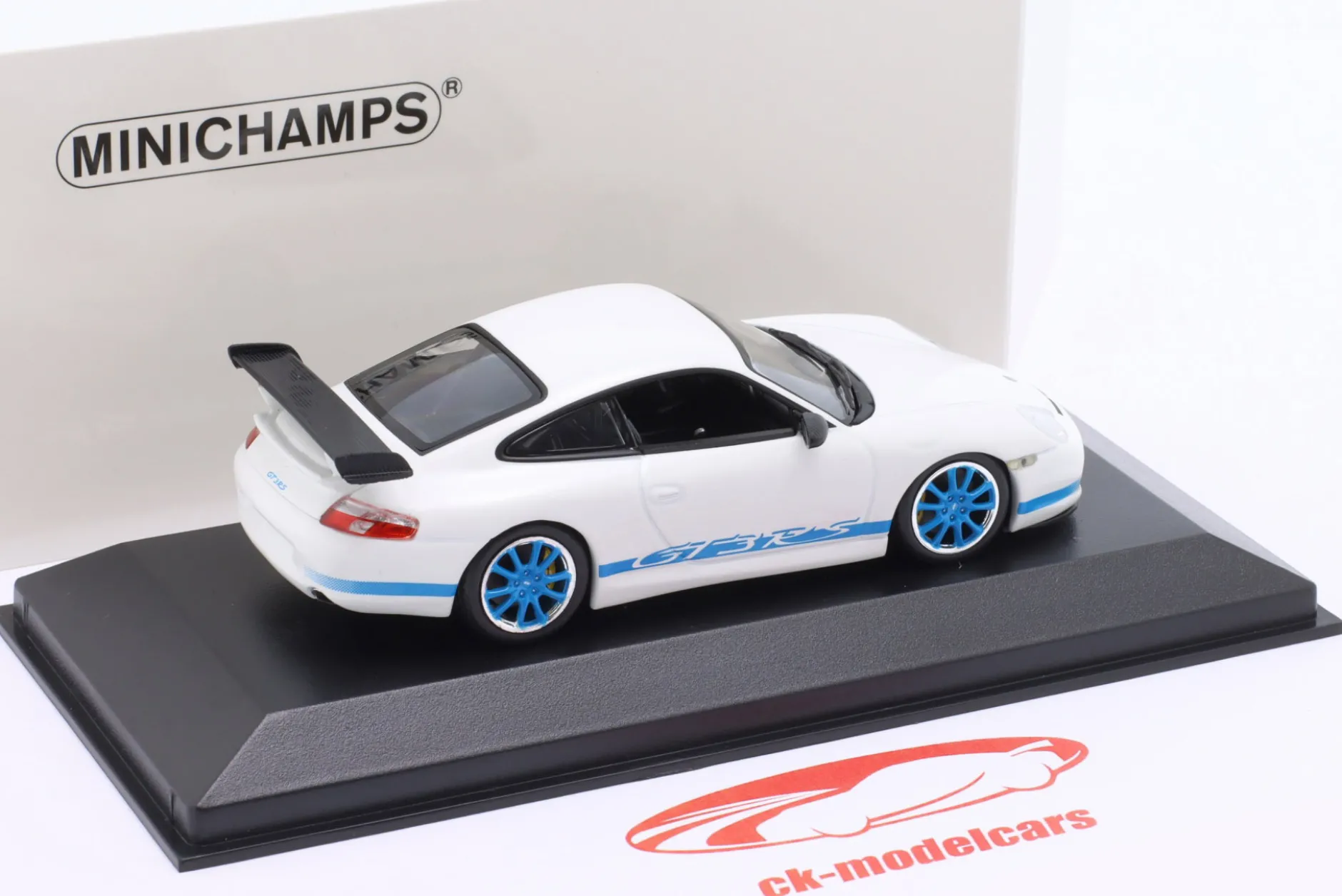 Porsche 911 (996) GT3 RS Baujahr 2002 weiß / blaue Felgen 1:43 Minichamps