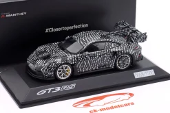 Porsche 911 (992) GT3 RS Manthey Kit 2024 schwarz / weiß 1:43 Spark