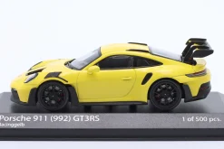 Porsche 911 (992) GT3 RS 2023 racing gelb / schwarze Felgen 1:43 Minichamps