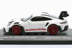 Porsche 911 (992) GT3 RS 2023 weiß / rote Felgen & Dekor 1:43 Minichamps