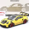 Porsche 911 (992) GT3 RS Weissach-Paket 2024 gelb / rote Felgen 1:18 Minichamps