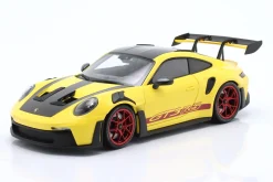 Porsche 911 (992) GT3 RS Weissach-Paket 2024 gelb / rote Felgen 1:18 Minichamps