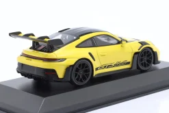 Porsche 911 (992) GT3 RS Weissach-Paket 2023 gelb / schwarze Felgen 1:43 Minichamps