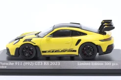 Porsche 911 (992) GT3 RS Weissach-Paket 2023 gelb / schwarze Felgen 1:43 Minichamps