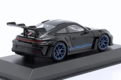 Porsche 911 (992) GT3 RS Weissach Paket 2024 schwarz / blaue Felgen 1:43 Minichamps