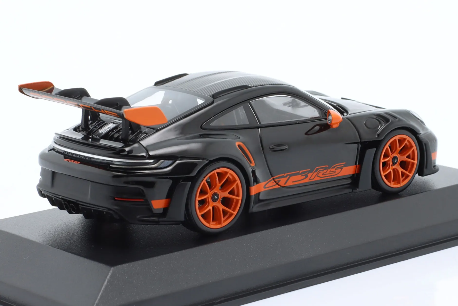 Porsche 911 (992) GT3 RS Weissach-Paket 2023 schwarz / orange 1:43 Minichamps