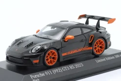 Porsche 911 (992) GT3 RS Weissach-Paket 2023 schwarz / orange 1:43 Minichamps