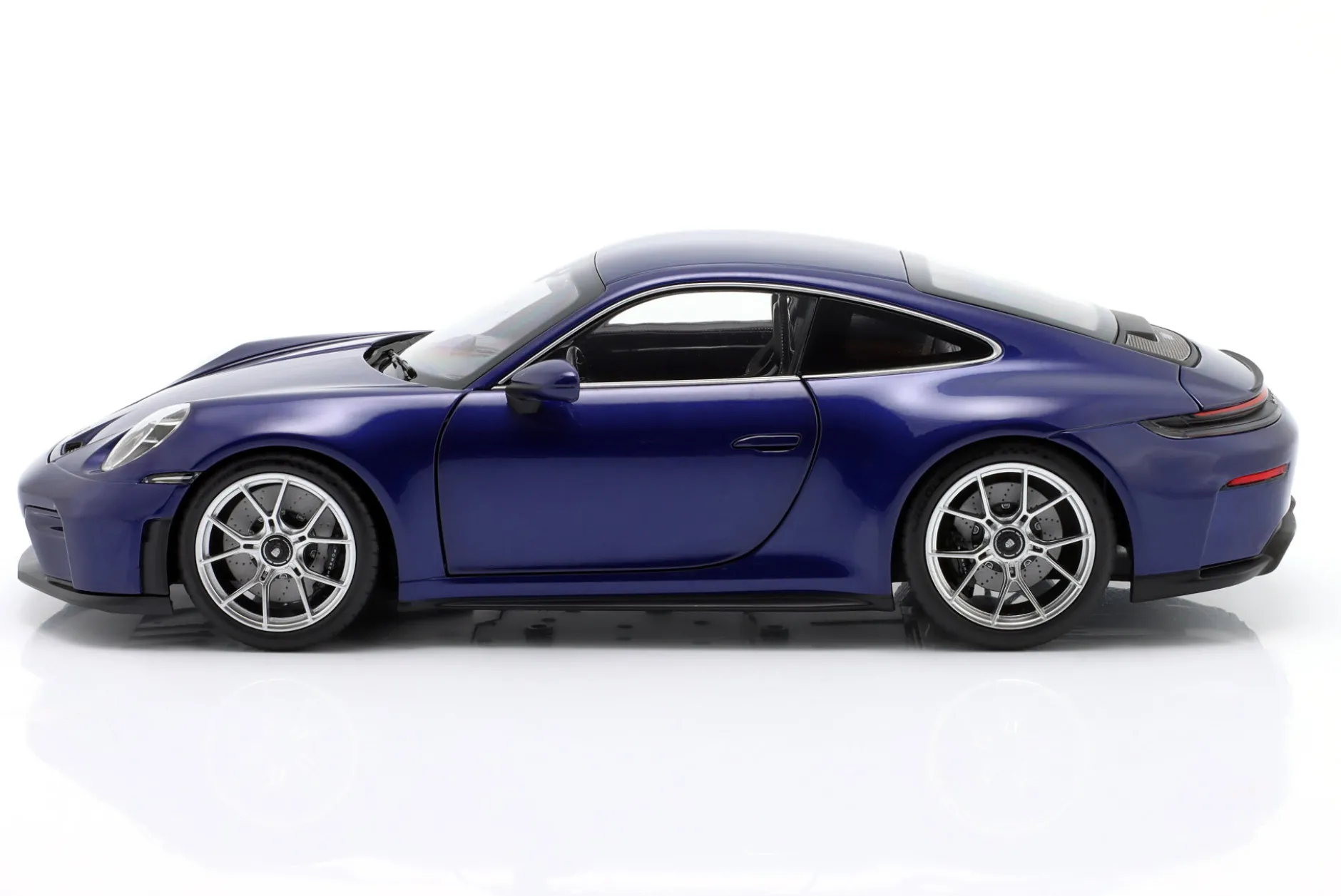 Porsche 911 GT3 Touring (992.2) Baujahr 2025 metallic enzianblau 1:18 Norev