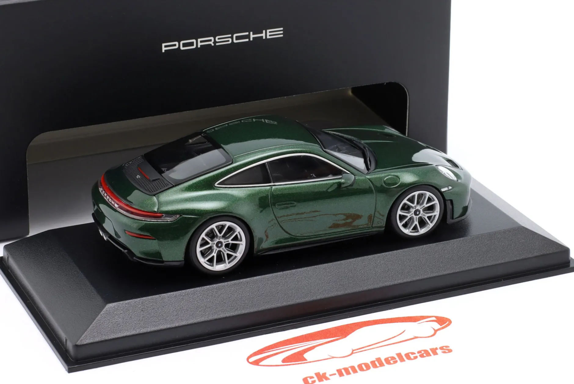 Porsche 911 GT3 Touring (992.2) Baujahr 2025 oakgrün metallic 1:43 Minichamps