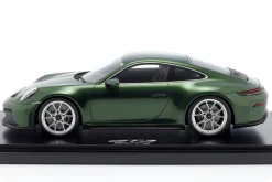 Porsche 911 (992.2) GT3 Touring Baujahr 2025 oakgrün metallic 1:18 Spark