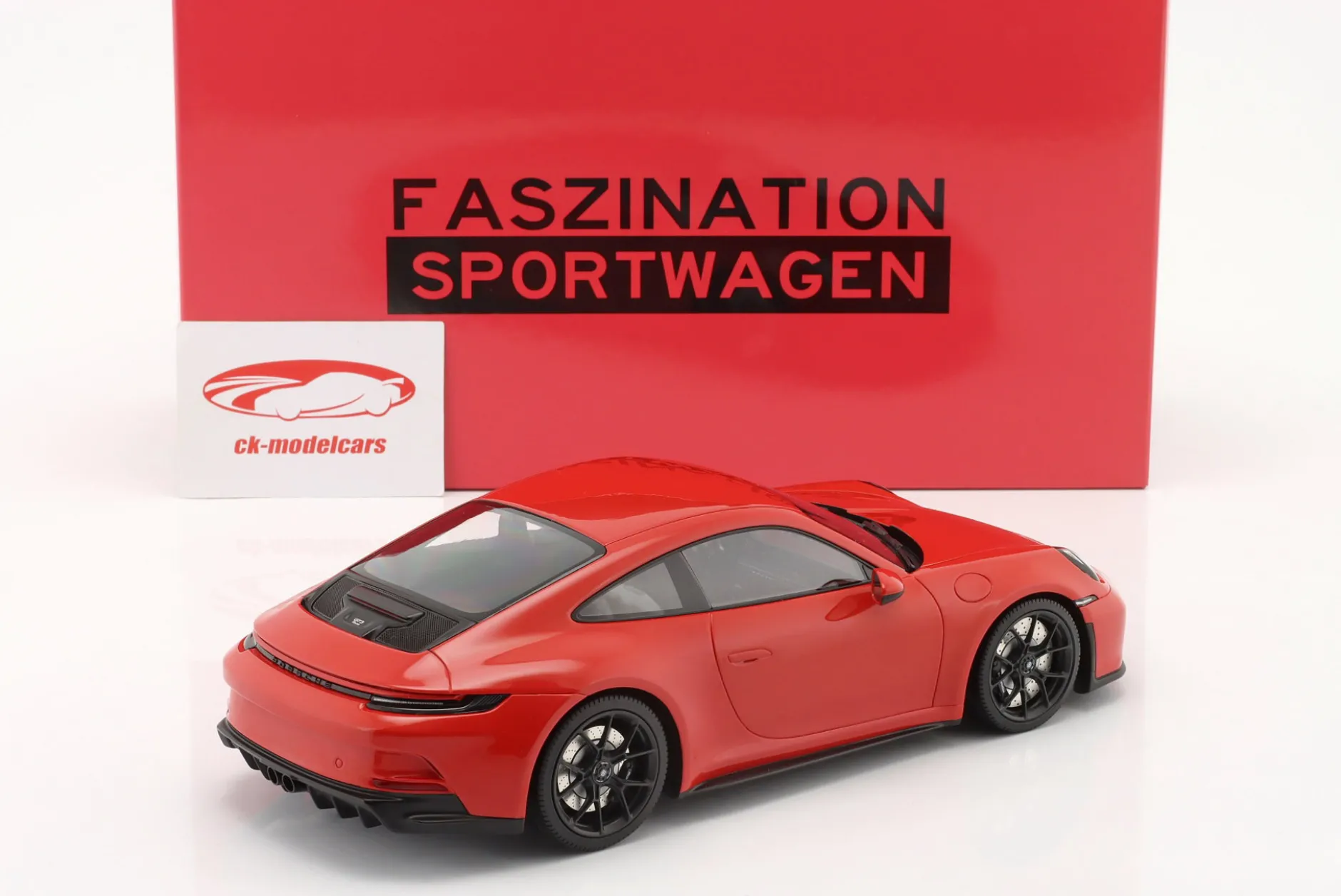 Porsche 911 (992) GT3 Touring 2022 indischrot / schwarze Felgen 1:18 Minichamps