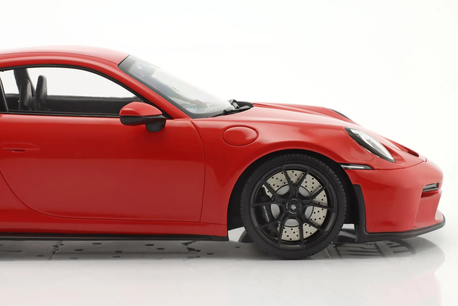 Porsche 911 (992) GT3 Touring 2022 indischrot / schwarze Felgen 1:18 Minichamps