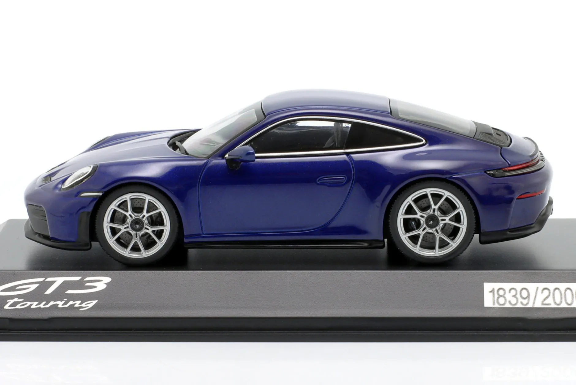 Porsche 911 (992.2) GT3 Touring-Paket 2025 enzianblau metallic 1:43 Spark