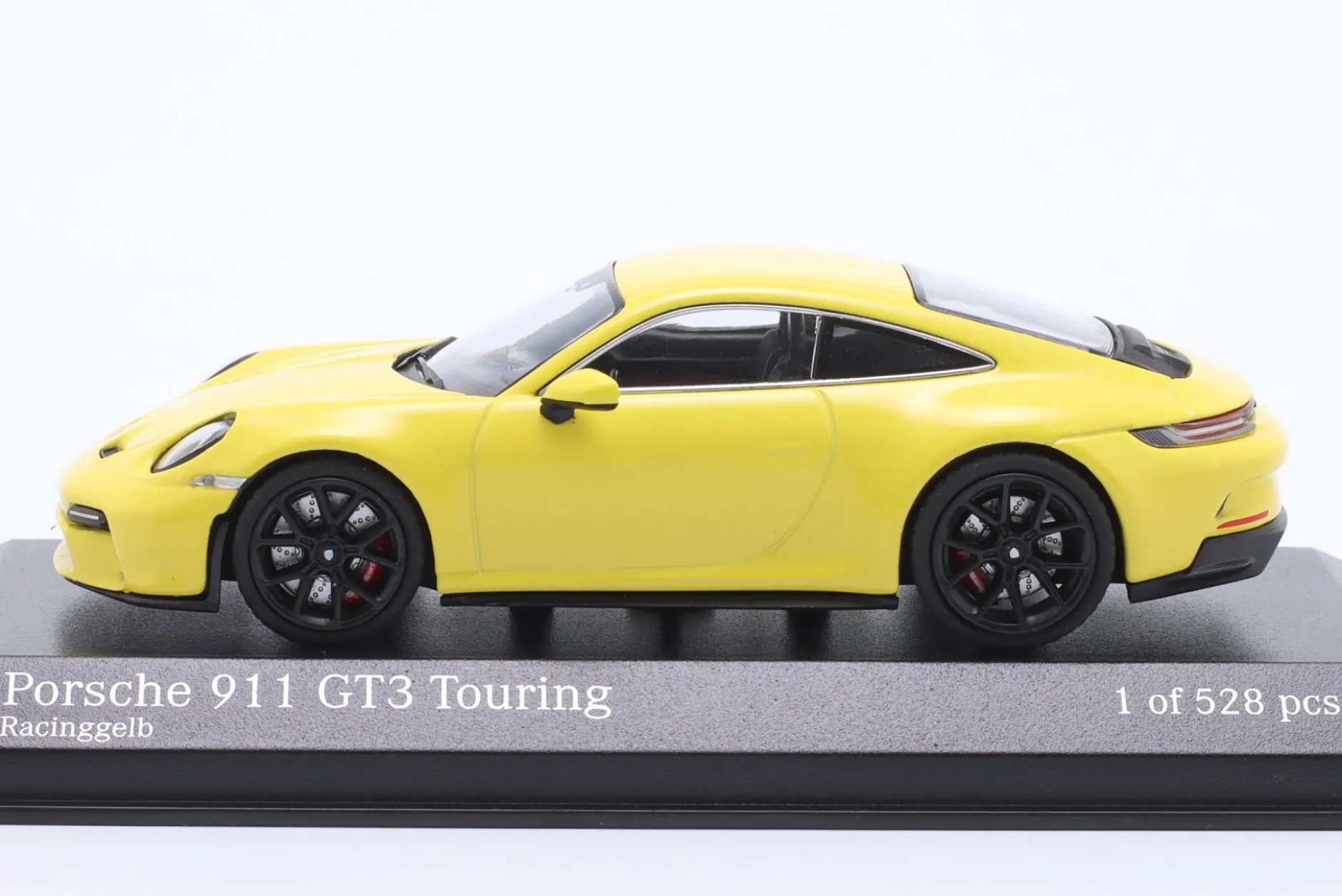 Porsche 911 (992) GT3 Touring 2021 racing gelb / schwarze Felgen 1:43 Minichamps