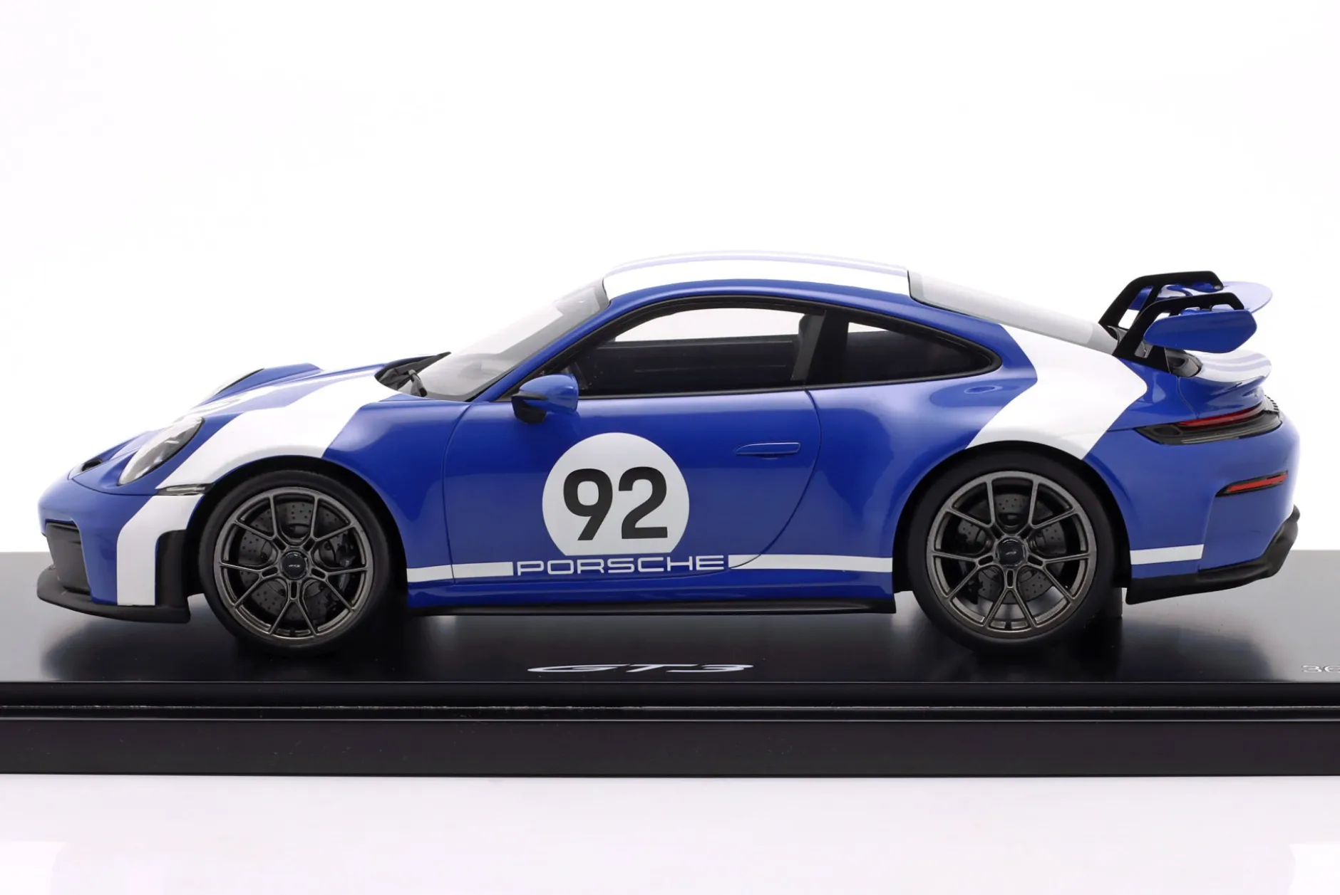 Porsche 911 (992.2) GT3 Velocity Design #92 blau / weiß 1:18 Spark