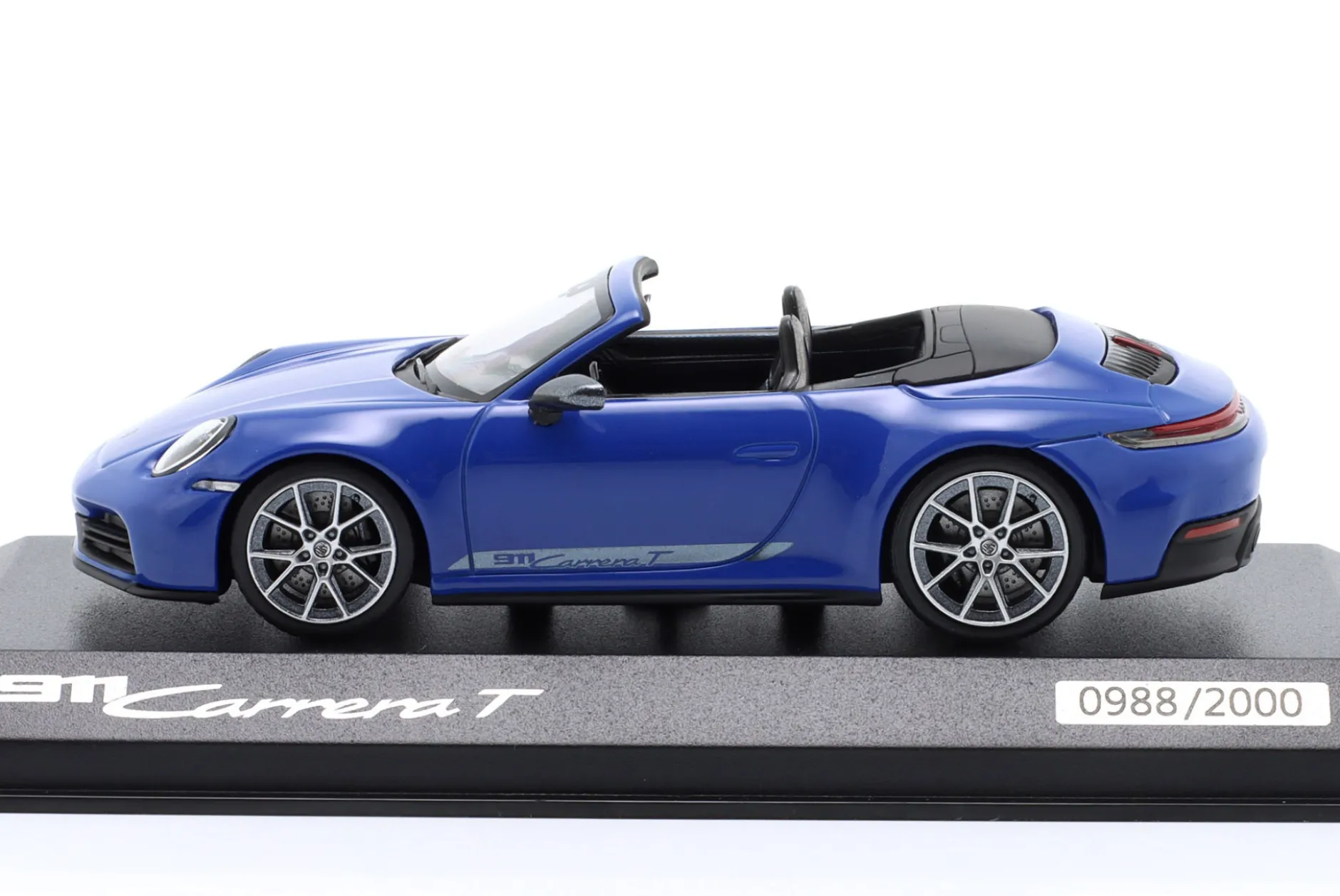 Porsche 911 (992 II) Carrera T Cabriolet Baujahr 2024 luganoblau 1:43 Minichamps