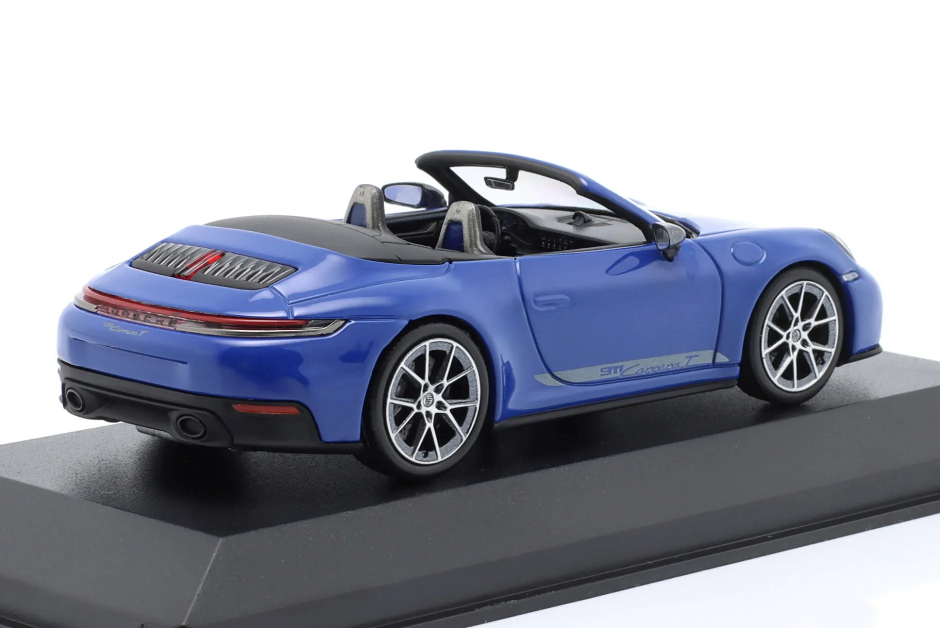 Porsche 911 (992 II) Carrera T Cabriolet Baujahr 2024 luganoblau 1:43 Minichamps