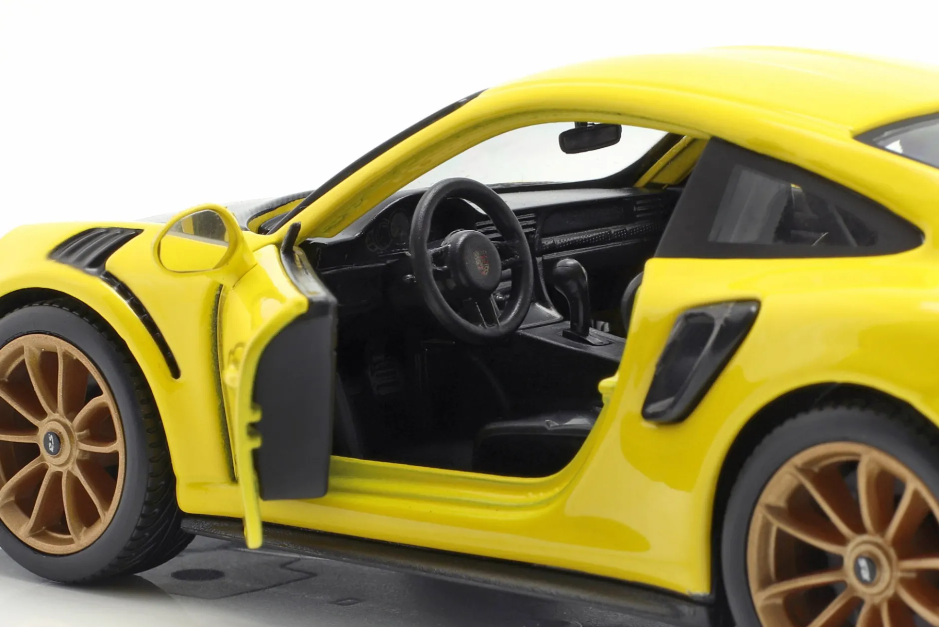 Porsche 911 (991 II) GT2 RS Baujahr 2018 gelb / schwarz 1:24 Maisto