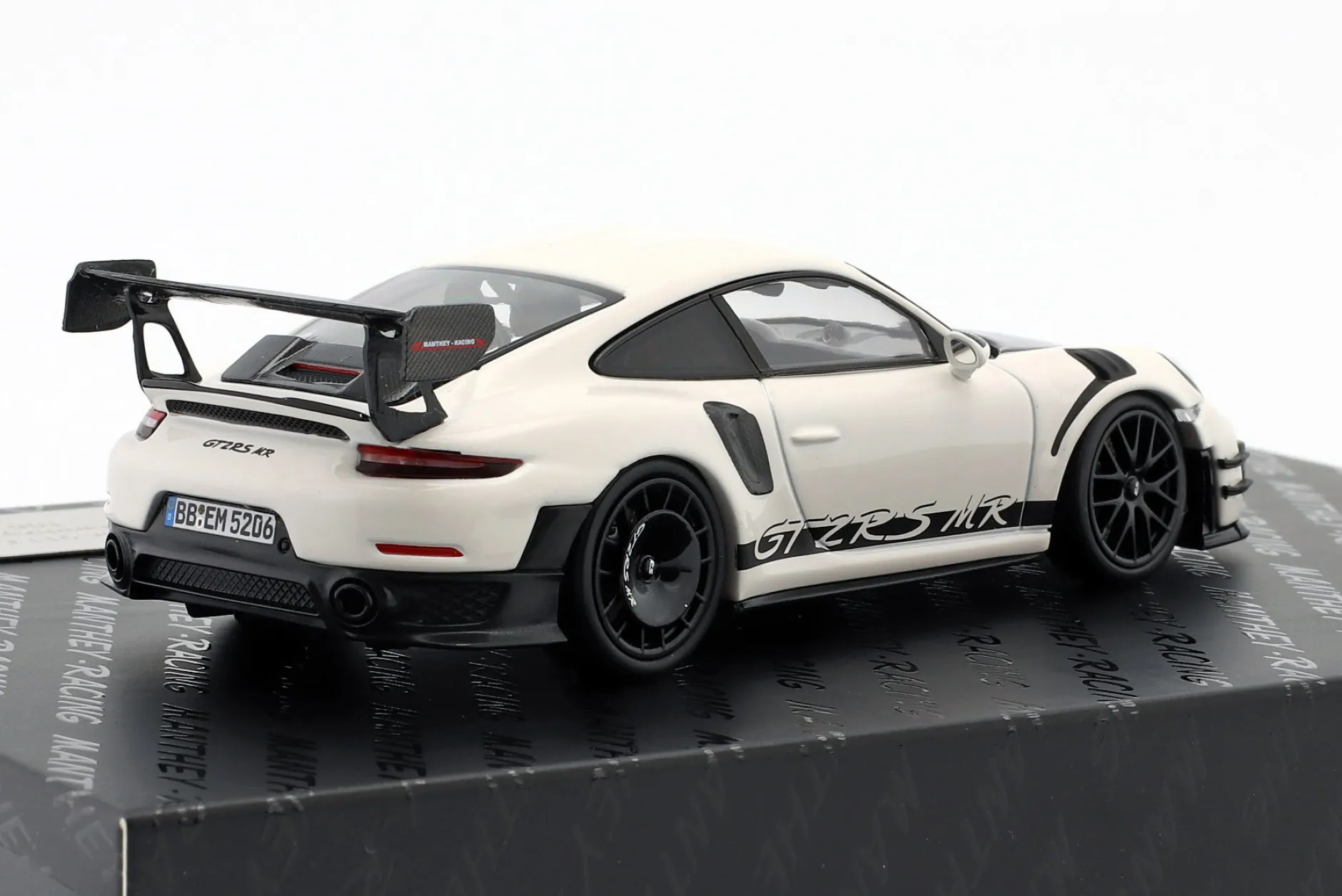Porsche 911 (991 II) GT2 RS MR Manthey Racing weiß / schwarz 1:43 Minichamps