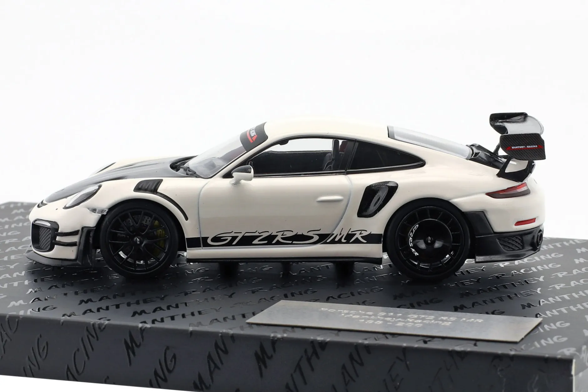 Porsche 911 (991 II) GT2 RS MR Manthey Racing weiß / schwarz 1:43 Minichamps