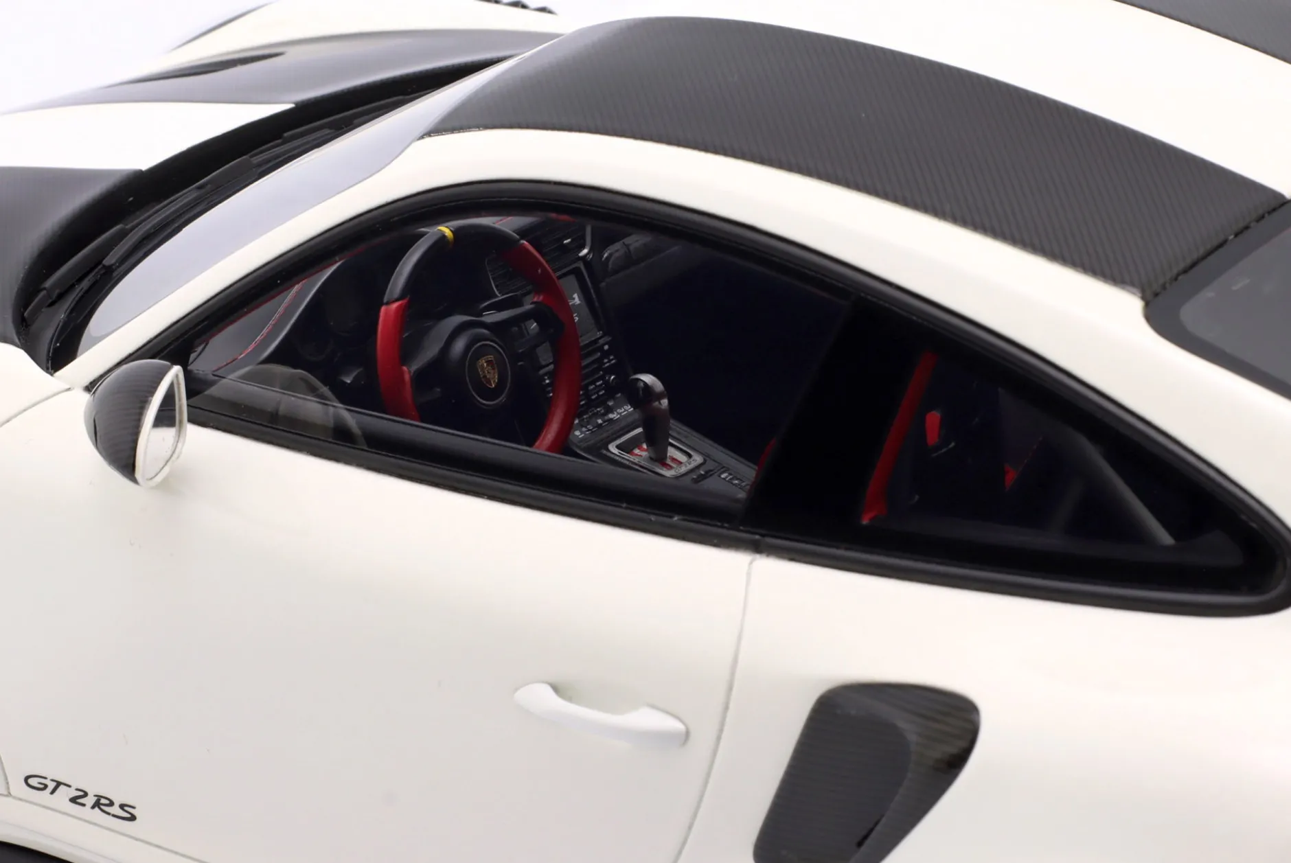 Porsche 911 (991 II) GT2 RS weiß / schwarz 1:12 GT-Spirit