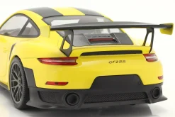 Porsche 911 (991 II) GT2 RS Weissach Package 2018 racing gelb / silberne Felgen 1:18 Minichamps