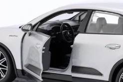 Porsche Macan Turbo Electric Baujahr 2024 silber 1:24 Bburago