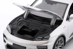 Porsche Macan Turbo Electric Baujahr 2024 silber 1:24 Bburago