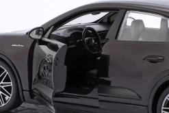 Porsche Macan Turbo Electric Baujahr 2024 kupfer 1:24 Bburago