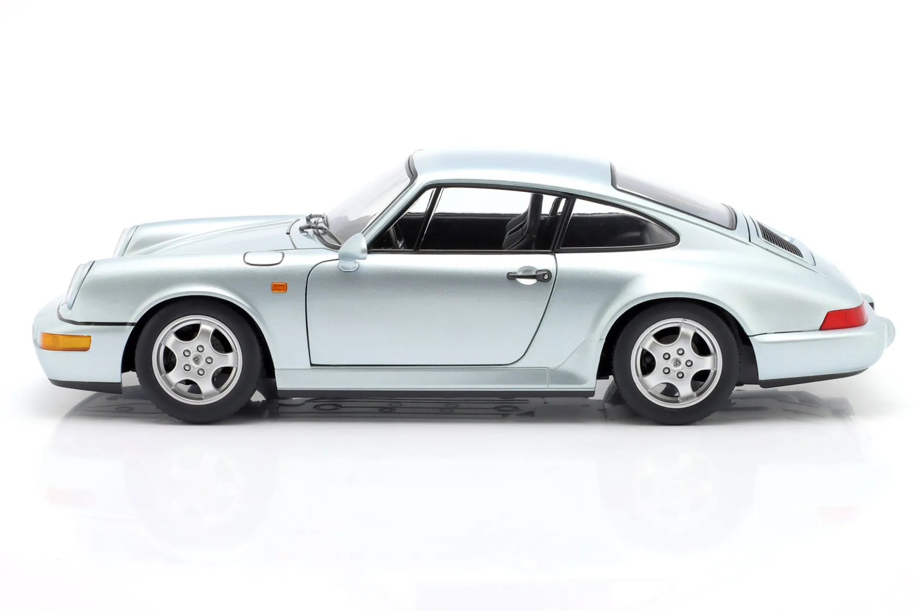 Porsche 911 (964) RS mit Cup Felgen Baujahr 1992 polarsilber 1:12 KK-Scale