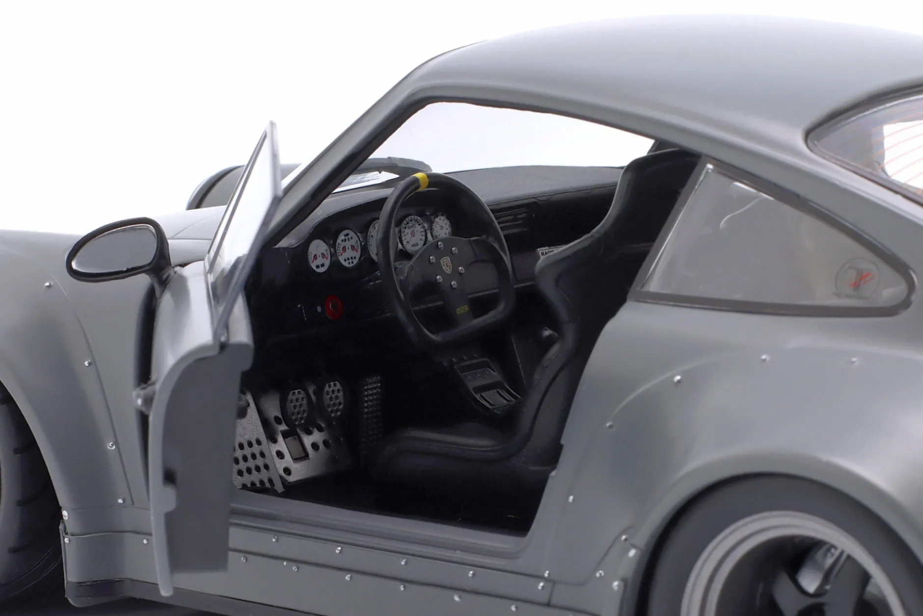 Porsche 911 (964) RWB Rauh-Welt Bodykit 2024 nardograu mit Figur 1:18 Solido