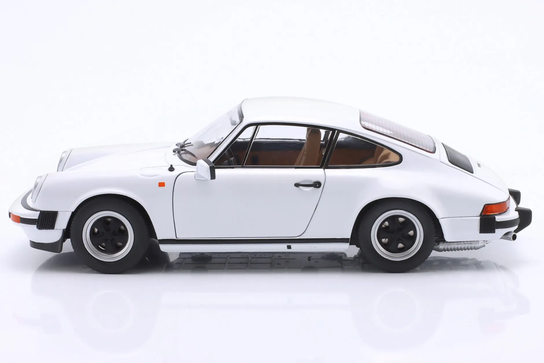 Porsche 911 (930) 3.0 SC Baujahr 1974 Grand Prix weiß 1:18 Solido