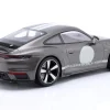 Porsche 911 (992) Sport Classic Baujahr 2022 grau metallic mit Dekor 1:18 Minichamps