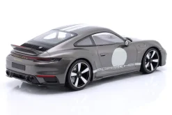 Porsche 911 (992) Sport Classic Baujahr 2022 grau metallic mit Dekor 1:18 Minichamps