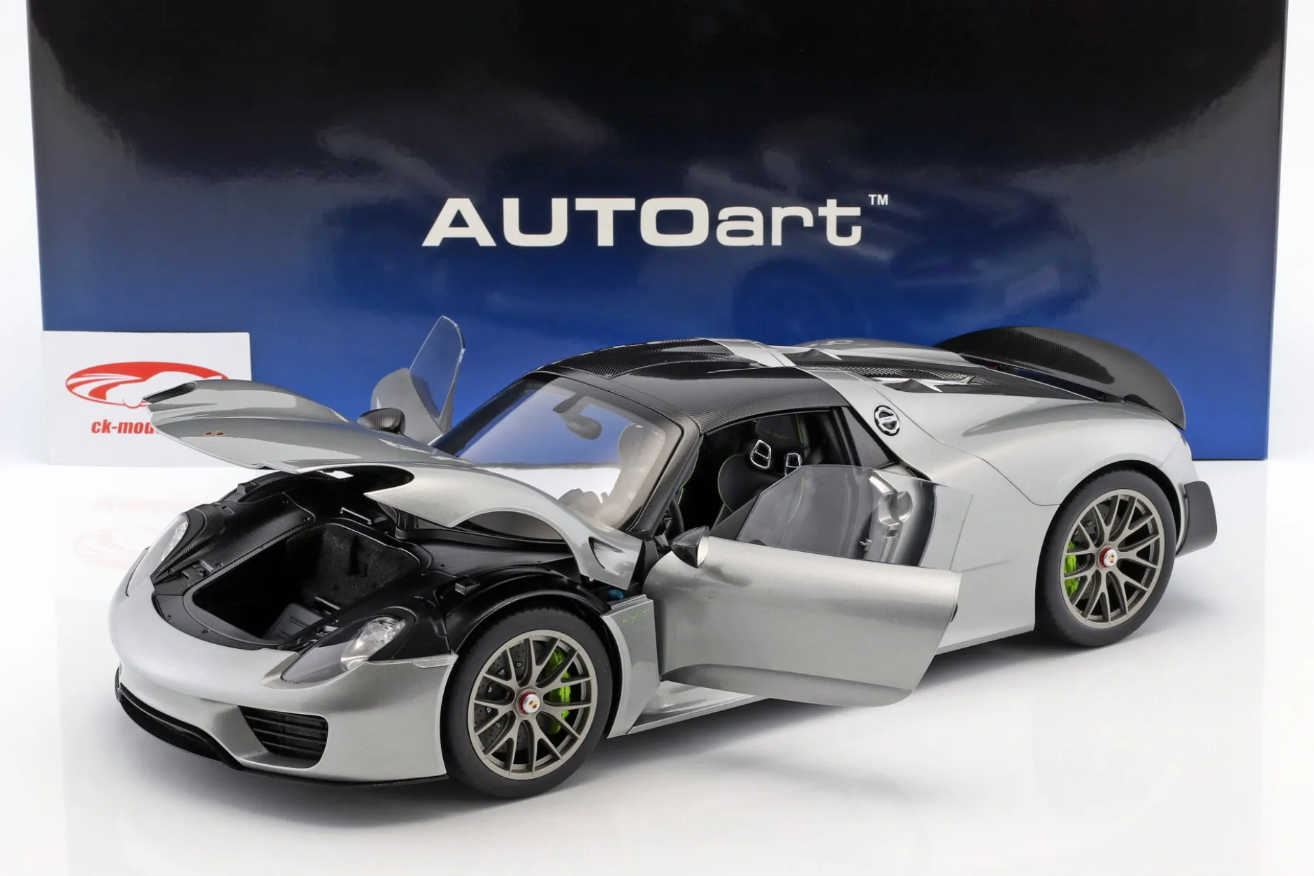 Porsche 918 Spyder Baujahr 2013 silber 1:12 AUTOart