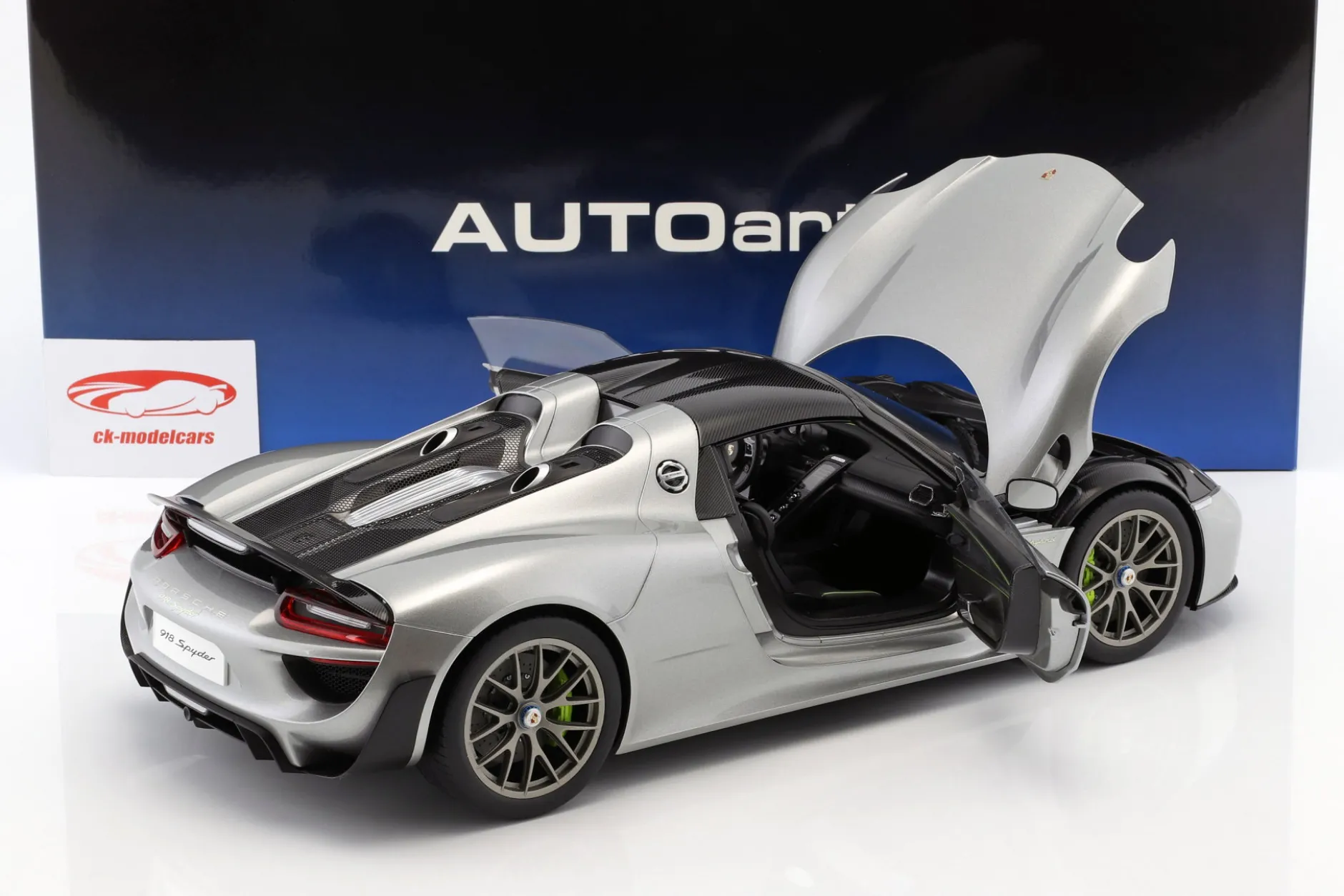 Porsche 918 Spyder Baujahr 2013 silber 1:12 AUTOart