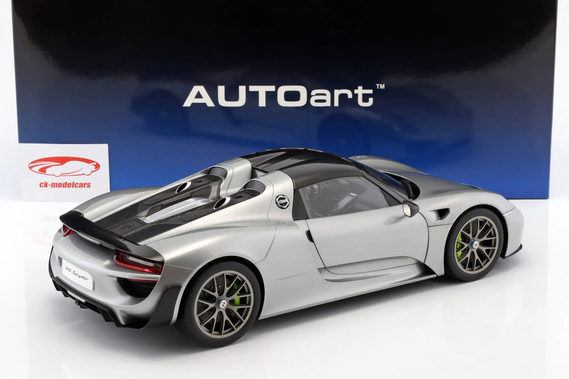 Porsche 918 Spyder Baujahr 2013 silber 1:12 AUTOart