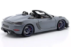 Porsche 718 Spyder RS Weissach-Paket Baujahr 2024 grau 1:18 Minichamps