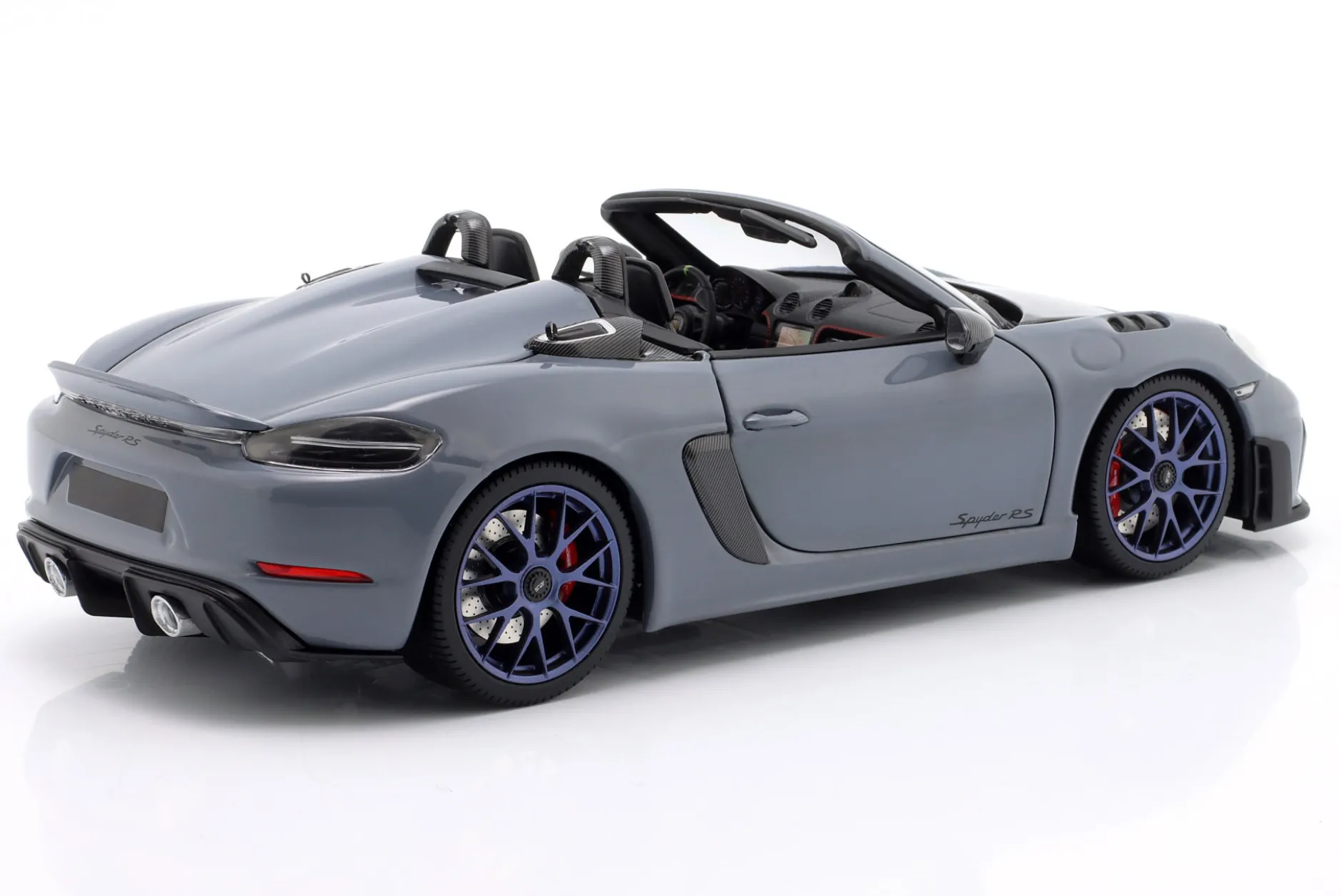Porsche 718 Spyder RS Weissach-Paket Baujahr 2024 grau 1:18 Minichamps
