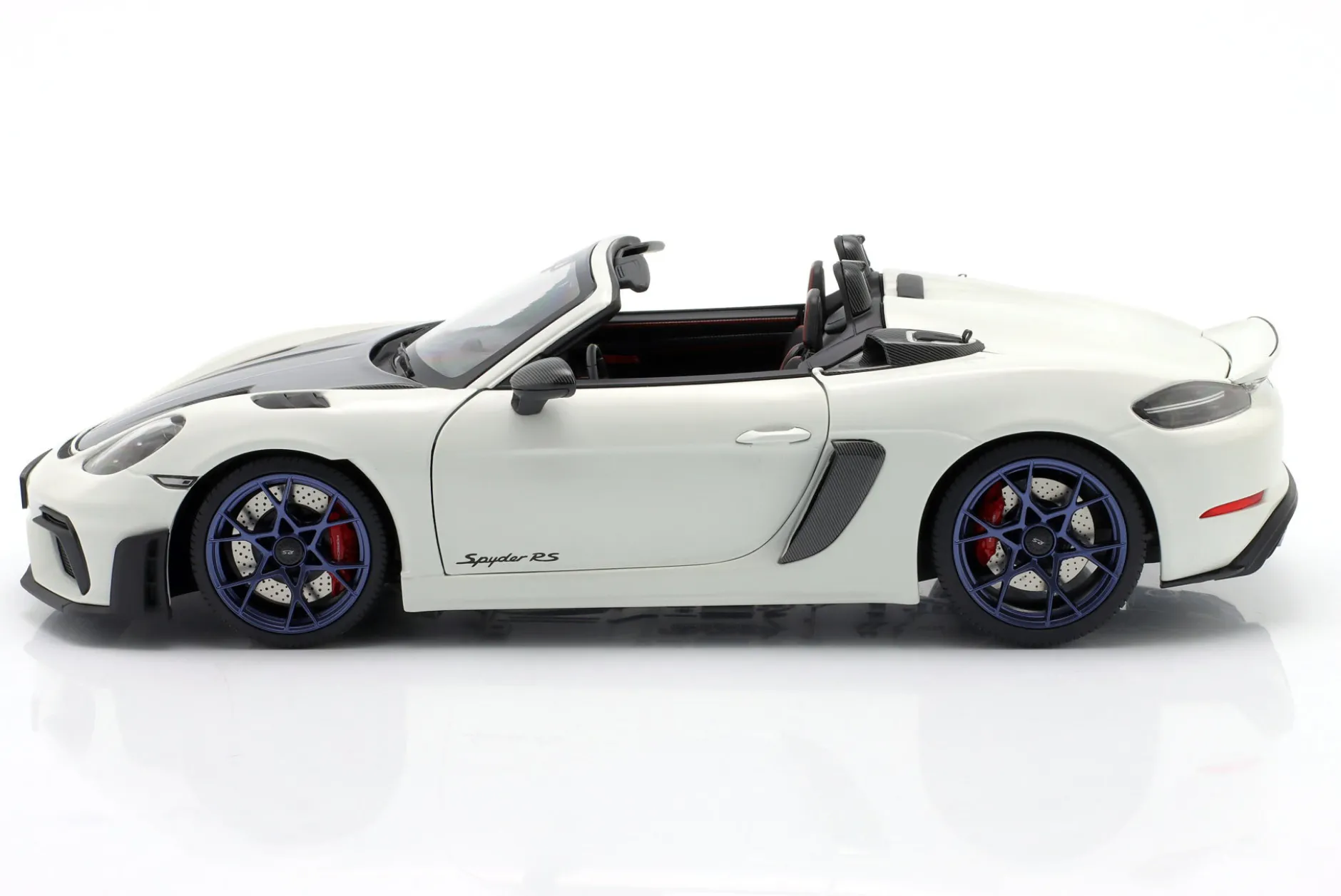 Porsche 718 Spyder RS Weissach-Paket Baujahr 2024 weiß 1:18 Minichamps