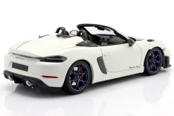 Porsche 718 Spyder RS Weissach-Paket Baujahr 2024 weiß 1:18 Minichamps