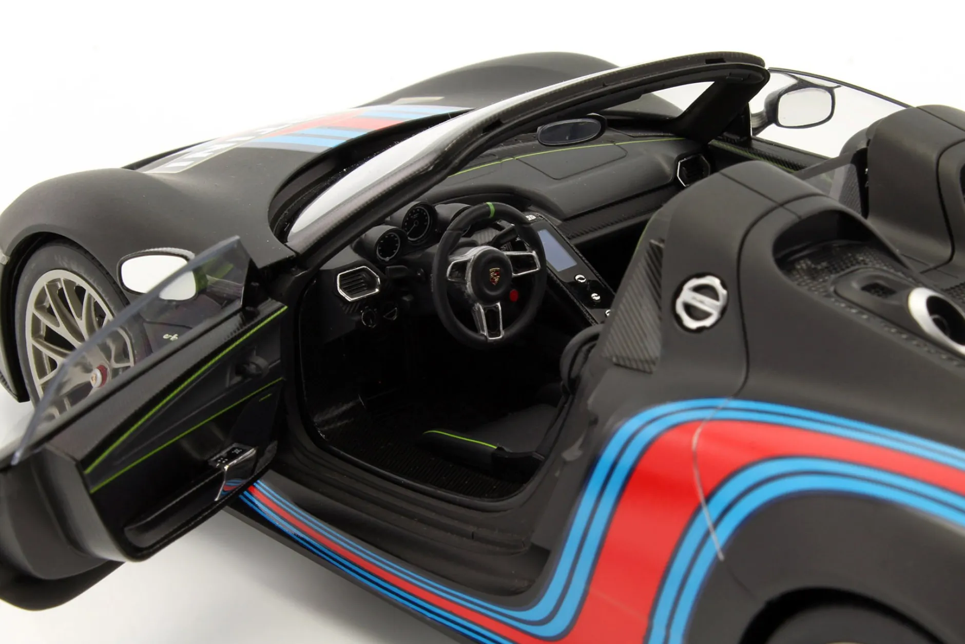 Porsche 918 Spyder Weissach Package Martini Baujahr 2013 schwarz 1:18 AUTOart