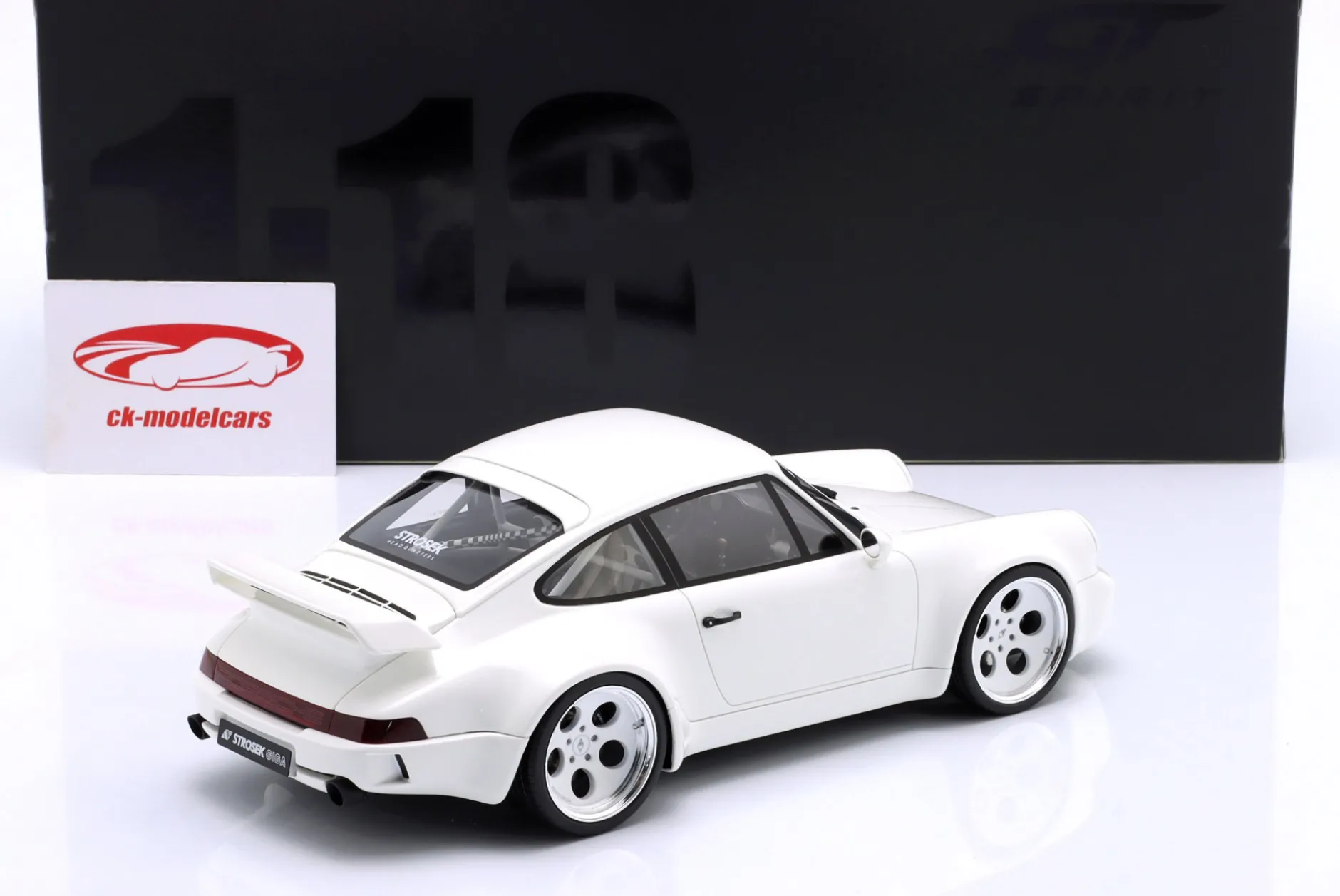 Porsche 911 Strosek Giga Baujahr 2024 weiß 1:18 GT-Spirit
