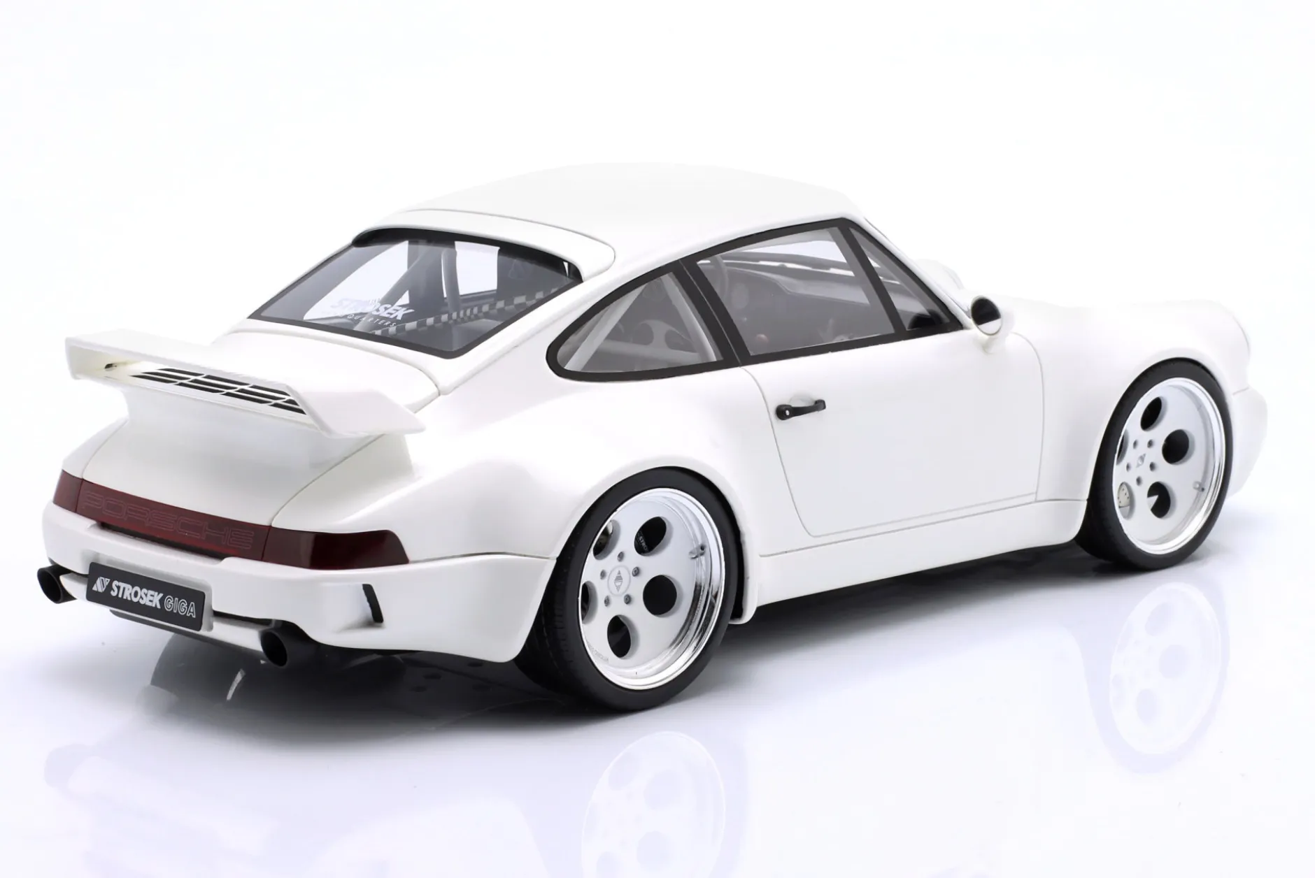 Porsche 911 Strosek Giga Baujahr 2024 weiß 1:18 GT-Spirit