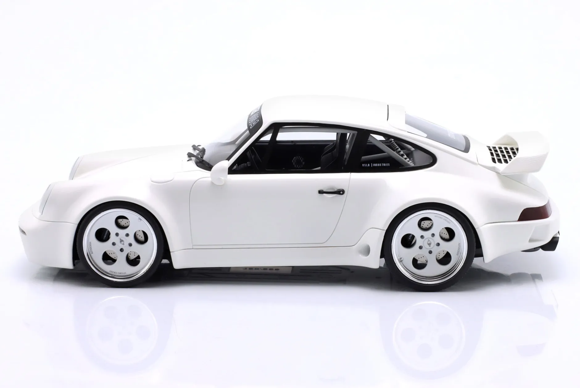 Porsche 911 Strosek Giga Baujahr 2024 weiß 1:18 GT-Spirit