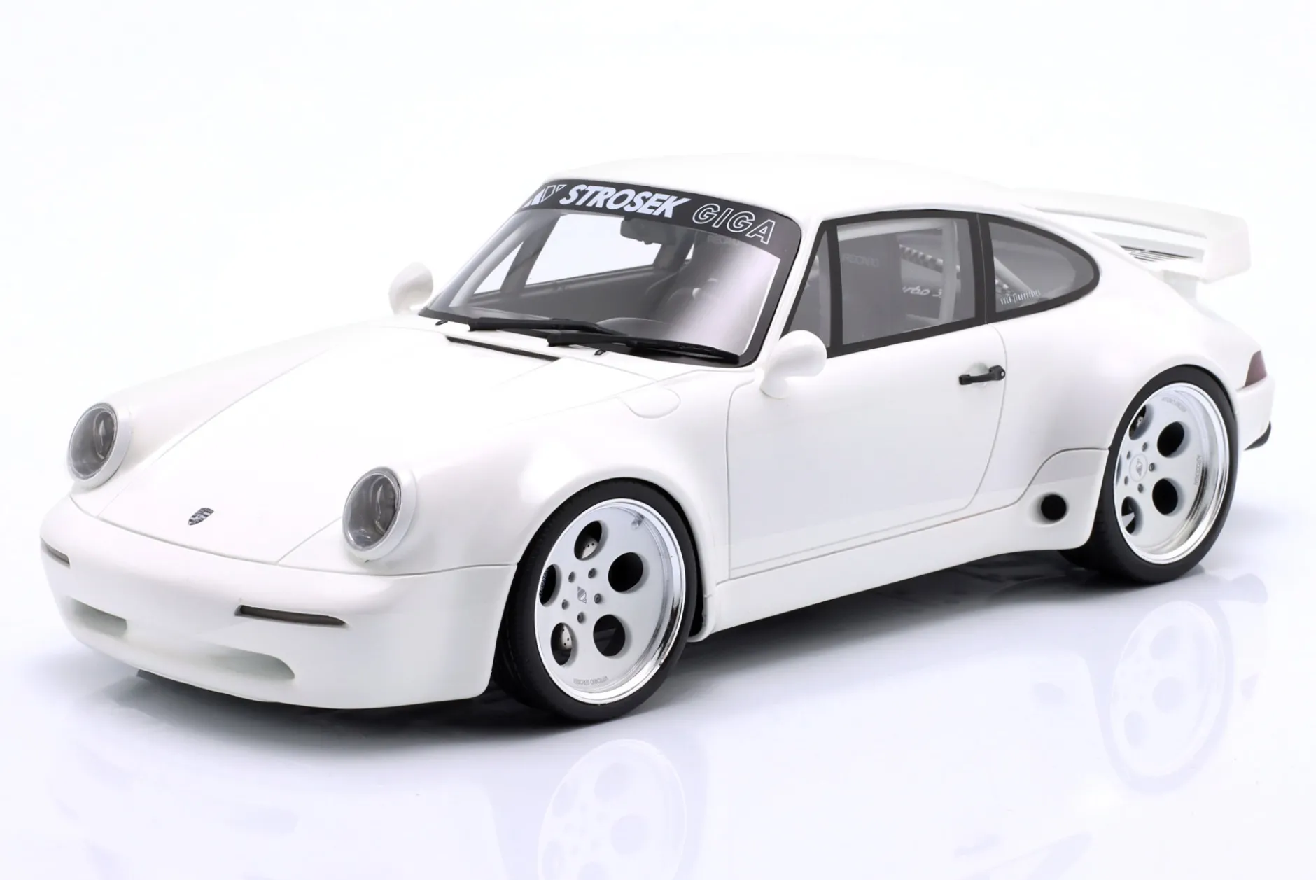 Porsche 911 Strosek Giga Baujahr 2024 weiß 1:18 GT-Spirit